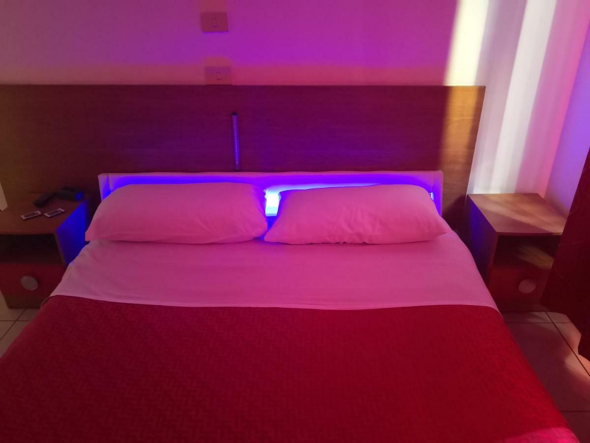 Hotel Houston Livorno - Struttura Esclusivamente Turistica - Not For Business Or Workers מראה חיצוני תמונה
